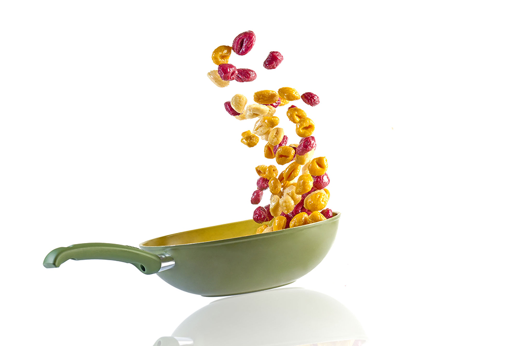 Luca Corsetti Studio - Gnocchi in padella, scatto fotografico ad alta velocità in studio su fondo bianco